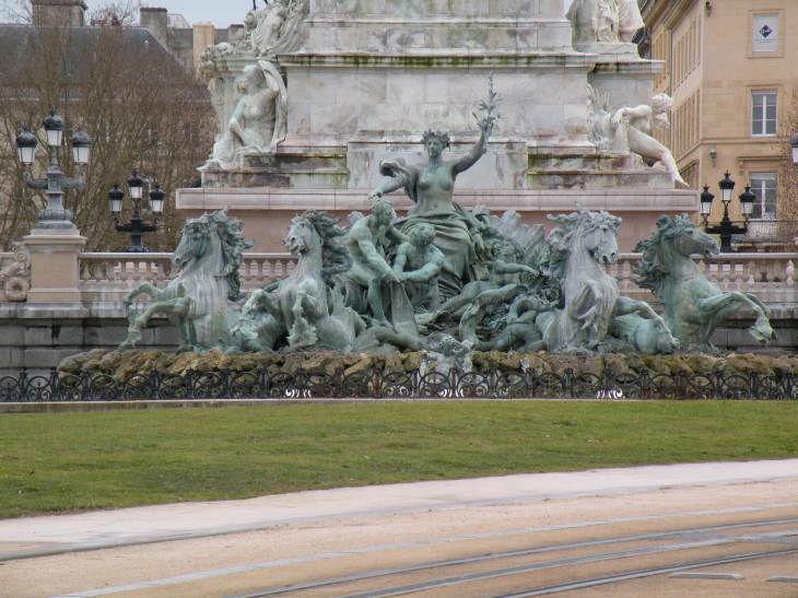  groupe sculpté, monument de la place des Quinconces